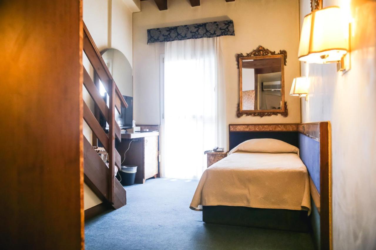 Hotel Villa Pigalle Tezze sul Brenta Esterno foto